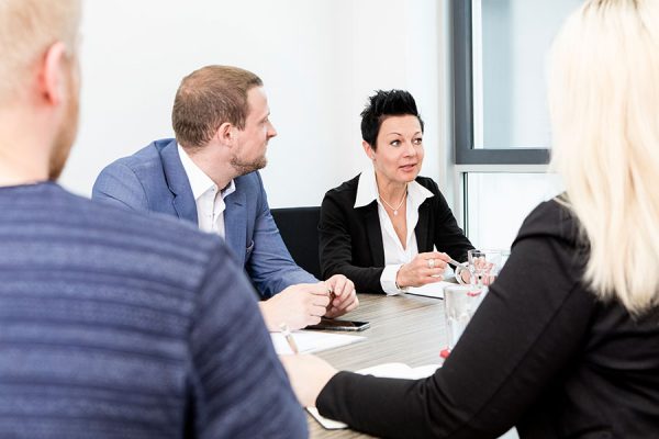 avitaria-Personalvermittlerin Corinna Körner bei der Zusammenarbeit mit Ihrem Personalvermittlungs- und Personalberatungsteam
